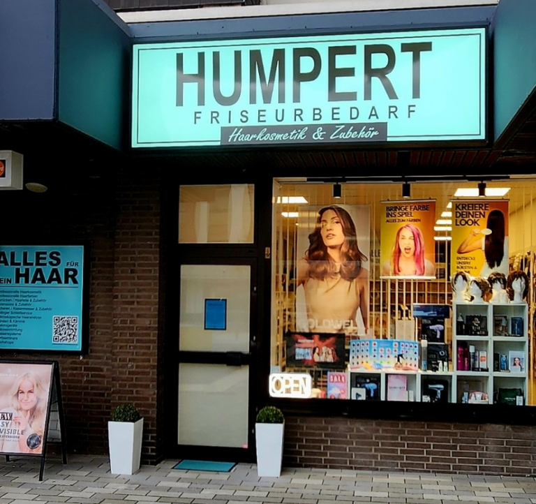 Person hält ein offenes Schild mit der Aufschrift „OPEN WELCOME“.